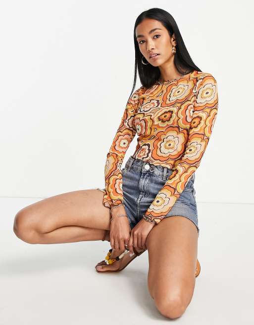 Neon Rose - Crop top a maniche lunghe con fondo ondulato in rete a fiori anni '70 in coordinato