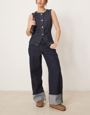 Neon Rose - Gerade geschnittene Jeans in Indigoblau mit umgeschlagenem Saum-Marineblau