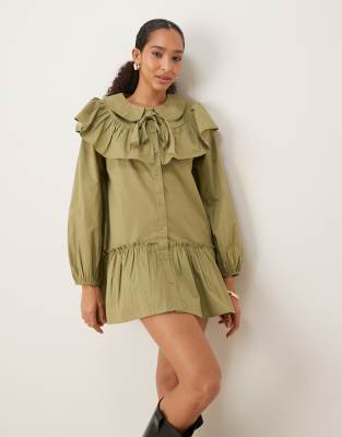 Neon Rose - Hängerkleid in Olivgrün mit Rüschenkragen