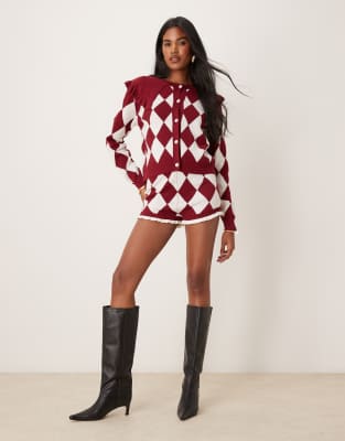 Neon Rose Neon Rose harlequin argygle knitted shorts in burgundy-Red