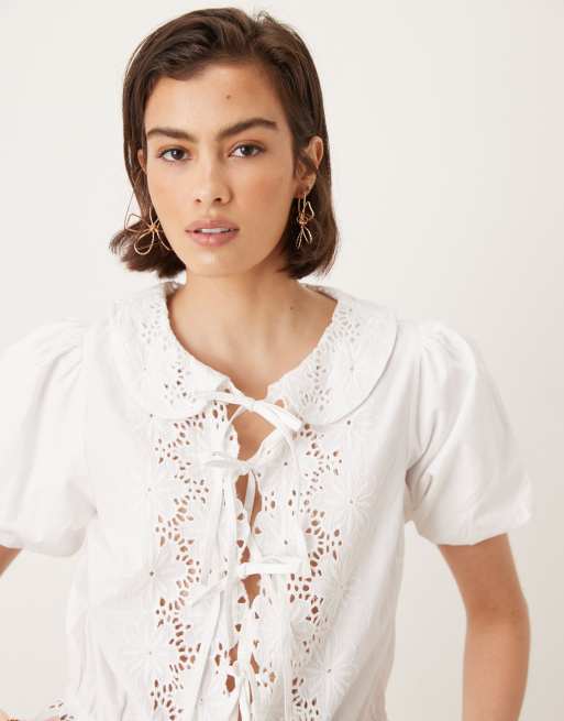 Neon Rose - Hvid bluse med pufærmer, bindebånd foran og broderier, 3 af 4