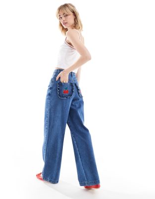 Neon Rose - Jeans in Mittelblau mit weitem Bein und aufgesetzte Hosentaschen mit Kirschmotiv