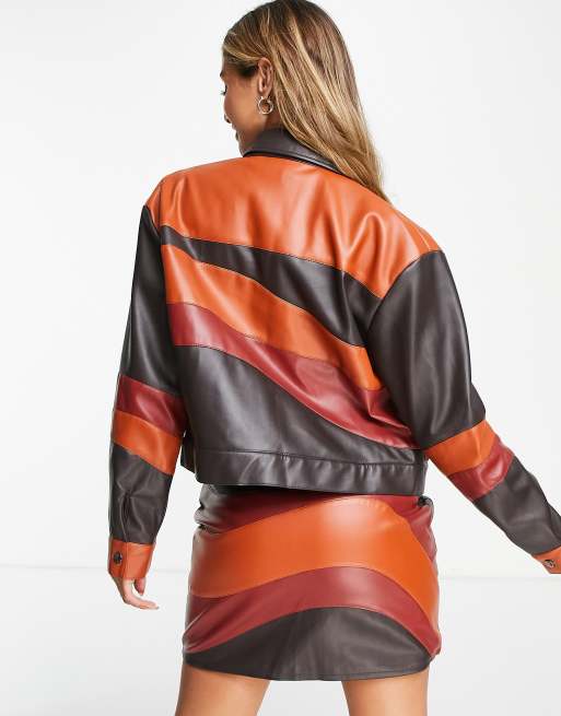 Neon Rose – Kurz geschnittene Jacke aus braunem PU mit welligem Muster, Kombiteil, 3 von 4