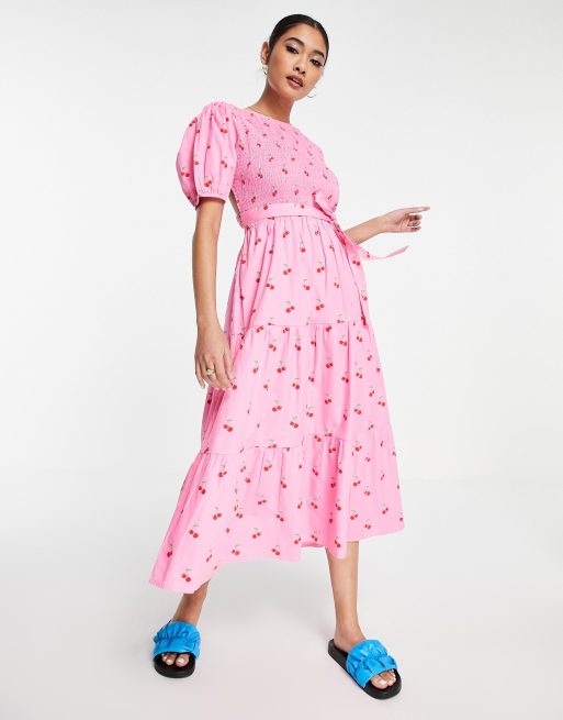 Neon Rose - Lagdelt midi-teakjole med rynket top og bindebånd bagpå i kirsebærprint
