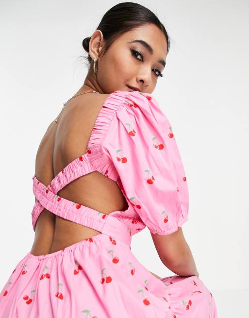 Neon Rose - Lagdelt midi-teakjole med rynket top og bindebånd bagpå i kirsebærprint, 2 af 4