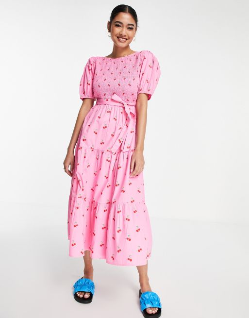Neon Rose - Lagdelt midi-teakjole med rynket top og bindebånd bagpå i kirsebærprint, 4 af 4