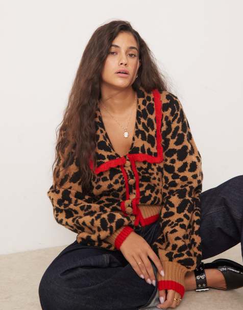 Neon Rose – Leopardmönstrad, pointellestickad kofta med röd kant - view 1
