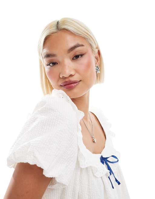Neon Rose – Luźna biała sukienka mini z bufkami i kokardką, 2 z 4