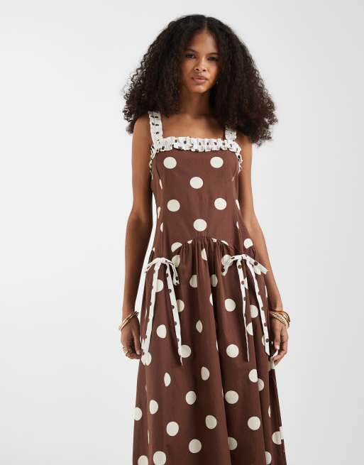 Neon Rose – Midaxi-Trägerkleid in gepunktetem Braun mit Schleifendetail, 4 von 4