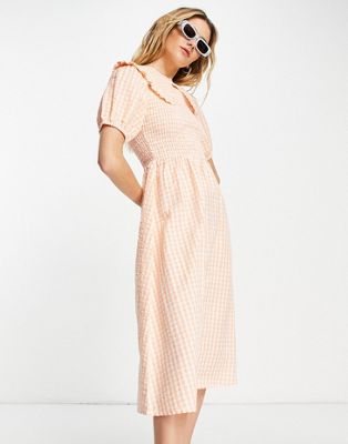 Neon Rose midi dress with shirred bodice and oversized collar in apricot gingham seersucker - ASOS Price Checker