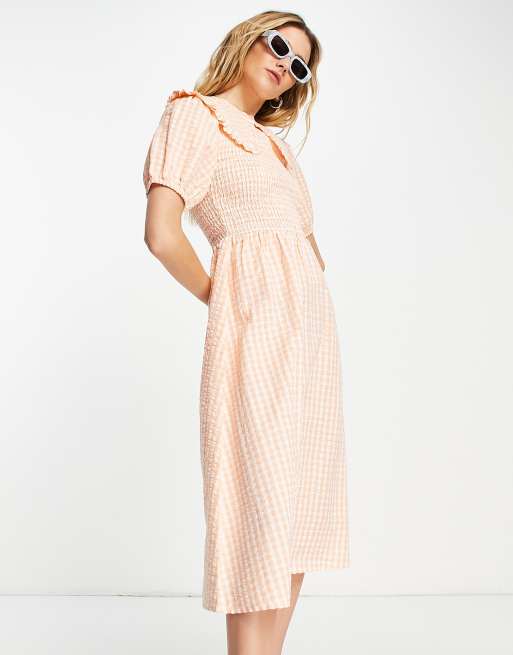 Neon Rose - Midi-jurk met gesmokt lijfje en oversized kraag van seersucker met gingham ruit in abrikoos