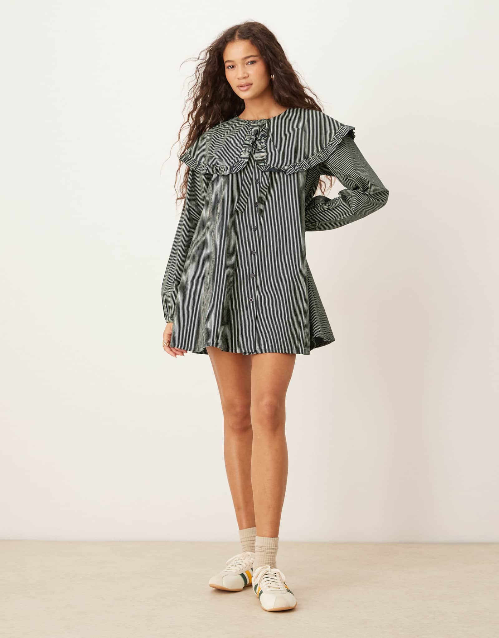 Неоново-розовое платье оверсайз с воротником в темно-синюю/желтую полоску