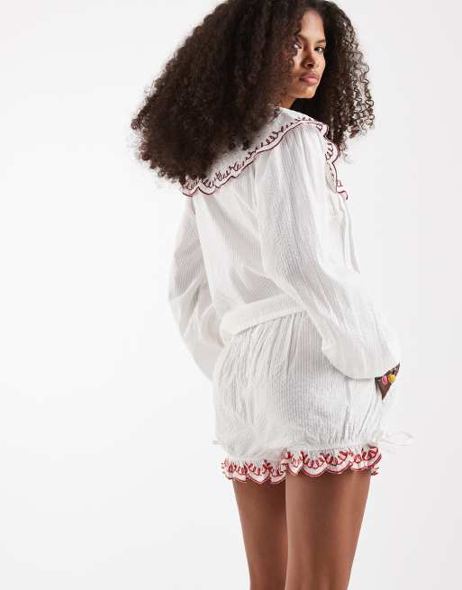 Neon Rose - Pantaloncini bianchi con bordi arricciati e laccetti in coordinato, 4 di 5