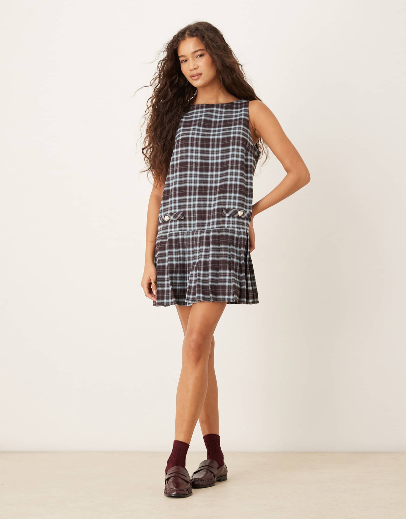 Неоново-розовое платье-сарафан в синюю клетку