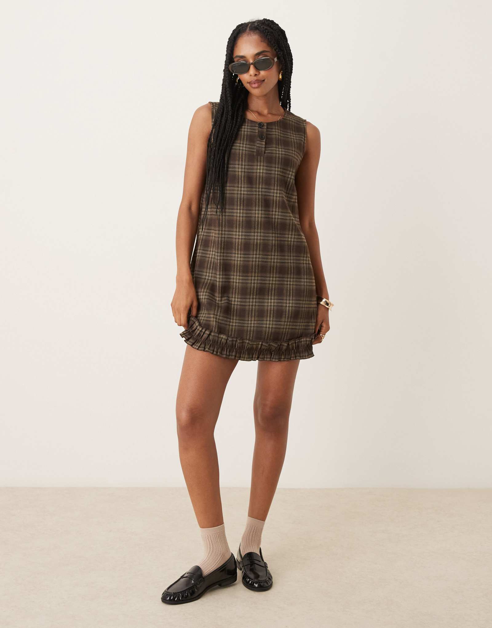 Коричневое мини-платье-сорочка в клетку с неоново-розовым принтом