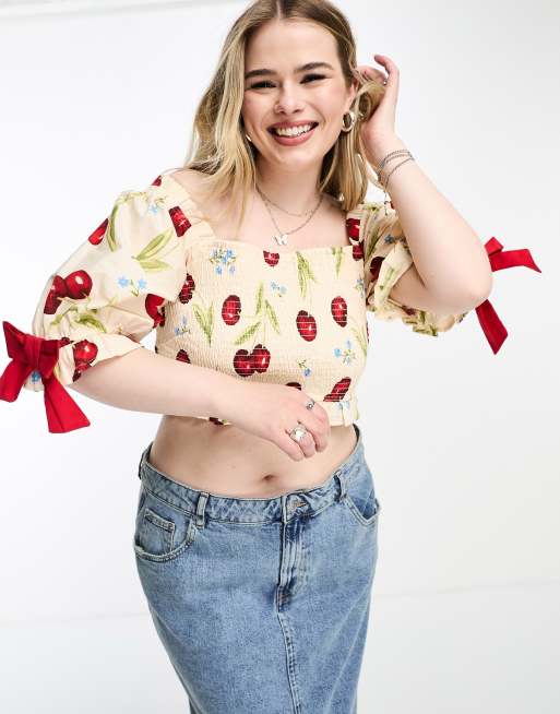 Neon Rose Plus - Crop top color crema arricciato con fiocco e stampa di ciliegie
