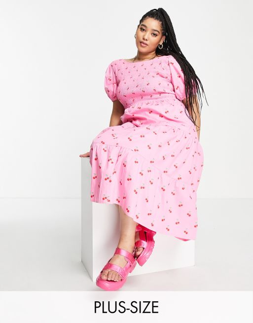 Neon Rose Plus – Gestuftes Midi-Freizeitkleid in Rosa mit gesmoktem Oberteil, Rückenschnürung und Kirschen-Print