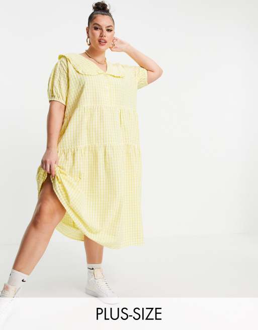 Neon Rose Plus – Ginghamrutig midiklänning med smock, oversize krage och panelsydd kjol