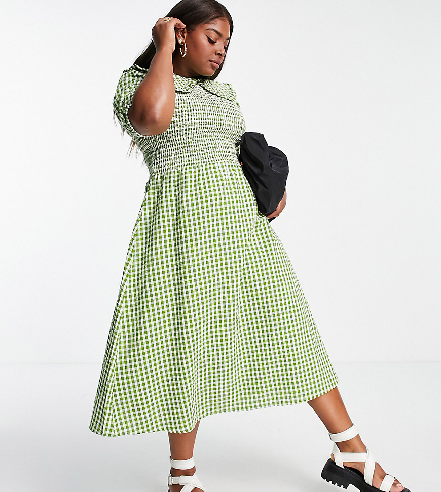 Neon Rose Plus midi dress with shirred bodice and oversized collar in gingham seersucker-Green