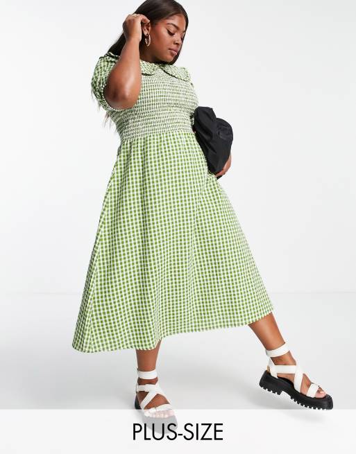Neon Rose Plus - Midi jurk met gesmokt lijfje en oversized kraag in gingham seersucker