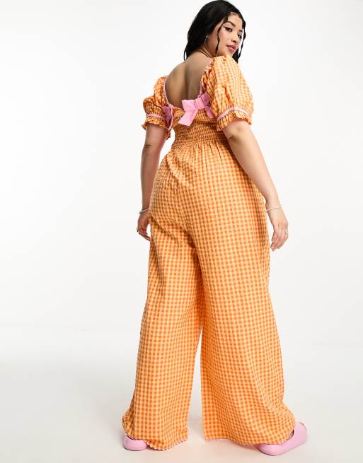Neon Rose Plus - Orange jumpsuit med sløjfedetaljer og gingham-tern