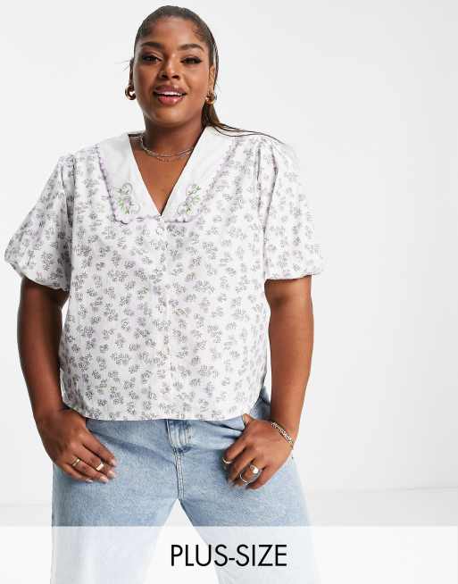 Neon Rose Plus - Ruimvallende blouse met vintage geborduurde kraag en fijne bloemenprint