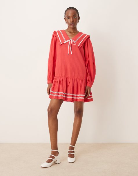 Neon Rose - Rød smock-minikjole med tekstur og kravedetalje - view 1