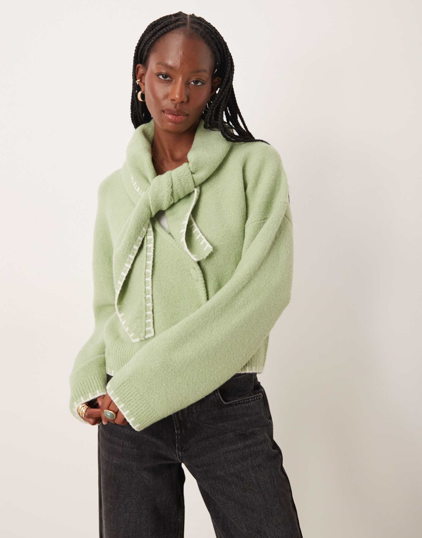 Кардиган с неоново-розовым шарфом и детализацией зеленого цвета 