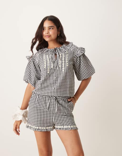 Neon Rose - Sort bluse med rynker, ballonærmer og gingham-tern