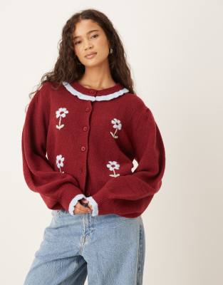 Neon Rose - Strickjacke in Burgunderrot mit Blumenmotiv und Rüschenverzierungen