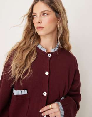 Neon Rose - Strickjacke in Grau mit kontrastierenden, kompakten Rüschen-Rot