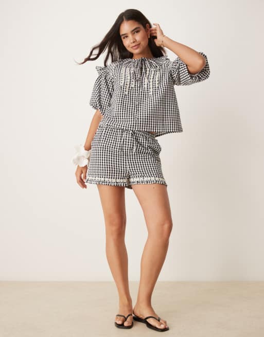 Neon Rose – Svarta, ginghamrutiga shorts med volangkant