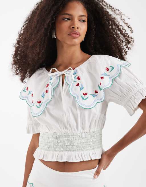 Neon Rose - Top arricciato a maniche corte bianco con colletto a fiori in coordinato, 1 di 4
