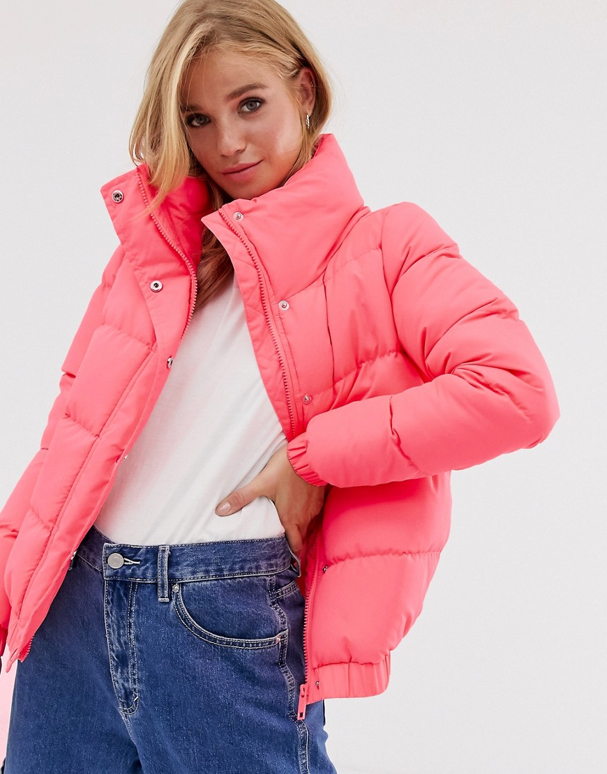 Neonfarvet foret frakke i cropped design fra Brave Soul-Pink