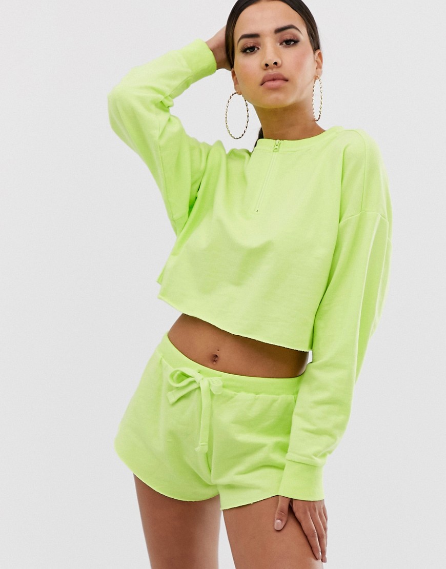 Neonfarvet sweatshirt og shorts-sæt med rå kanter og lange ærmer fra ASOS DESIGN-Grøn