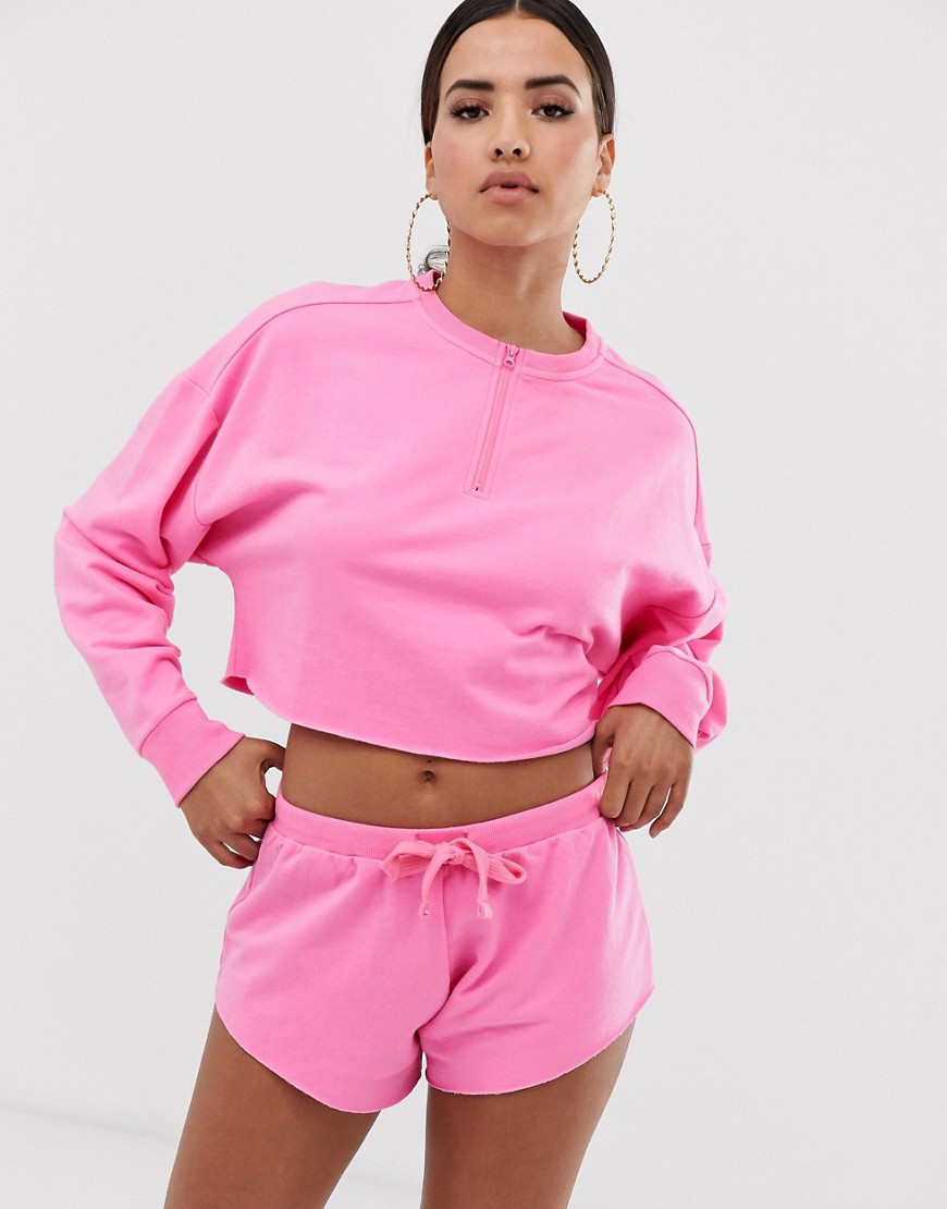 Neonfarvet sweatshirt og shorts-sæt med rå kanter og lange ærmer fra ASOS DESIGN-Pink