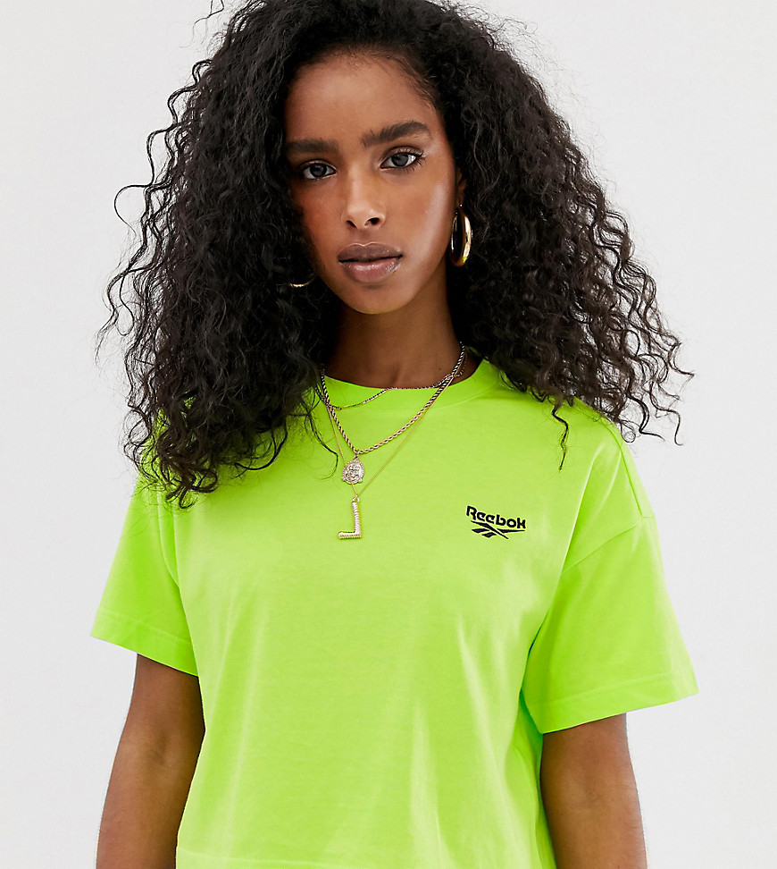 Neongrøn t-shirt i kort model fra Reebok. Kun hos ASOS