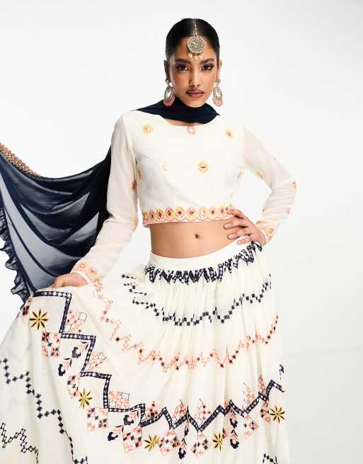 Nesavaali - Lehenga crop top met borduursels en lange mouwen in crème en goud