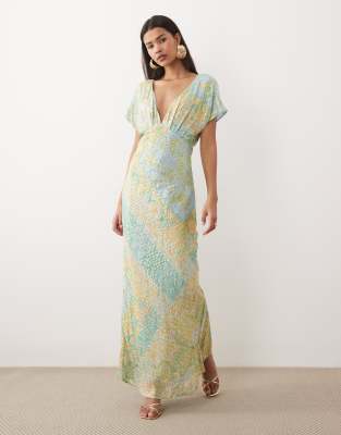 Never Fully Dressed - Asymmetrisches Maxikleid mit blau-goldenem Print und V-Ausschnitt