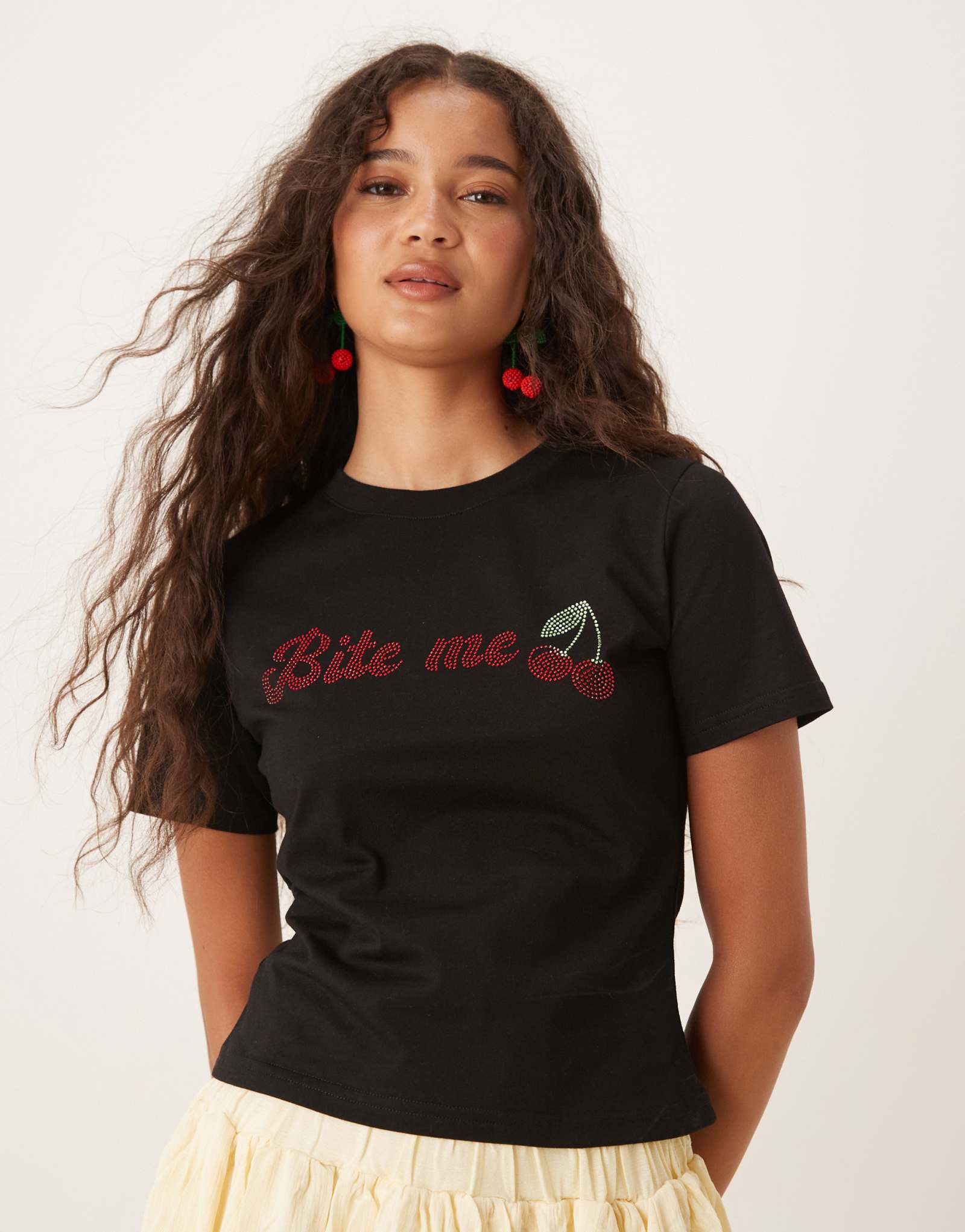 Никогда полностью не одевавшаяся детская футболка Bite Me, украшенная вишнями, черного цвета