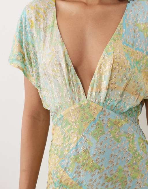 Never Fully Dressed – Blå, guldmönstrad, diagonalskuren maxiklänning med v-ringning, 4 av 4