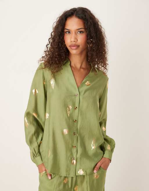 Never Fully Dressed - Camicia color kaki con conchiglie in lamina dorata in coordinato