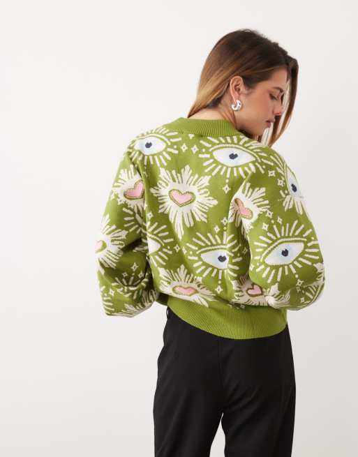 Never Fully Dressed - cárdigan de punto con cuello de pico y detalle de corazón de strass en estampado de corazones verde, 2 de 4