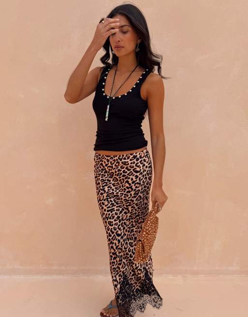 Never Fully Dressed - Maeva - Conjunto de top negro de tirantes con tachuelas y minifalda con estampado de amapolas de satén, 3 de 3