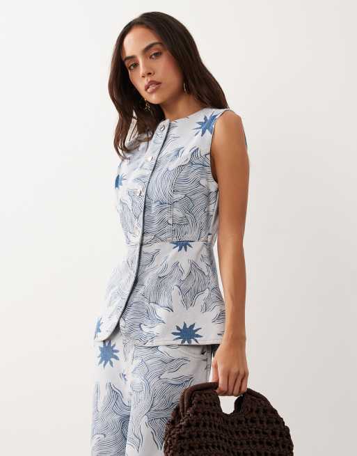 Never Fully Dressed co-ord con gilet lungo in twill di denim di cotone con stampa soleil blu, 3 di 4