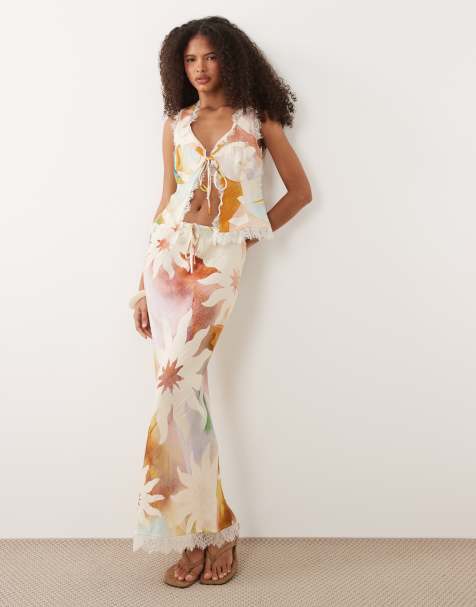 Never Fully Dressed - Co-ord set van top met kanten rand en gestrikte voorkant en rok in zonneprint - view 1