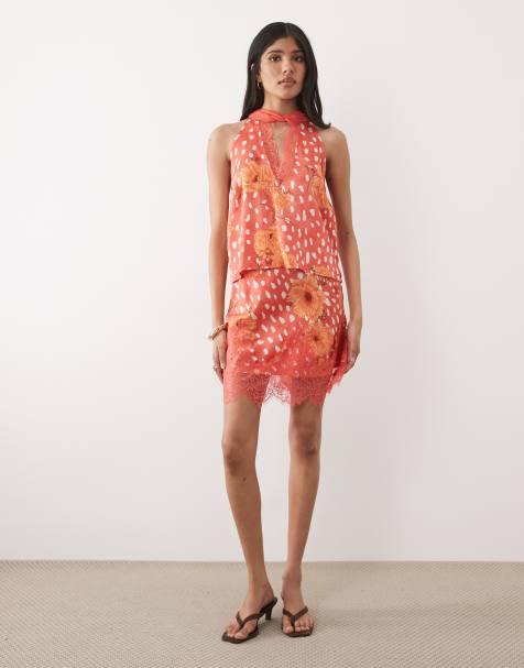 Never Fully Dressed - Co-ord set van top met V-hals, halternek en kanten detail en minirok in rode print - view 1
