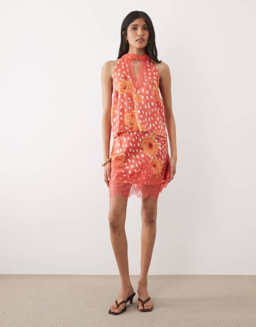 Never Fully Dressed - Coordinato rosso con stampa composto da top allacciato al collo con scollo a V e minigonna con dettagli in pizzo