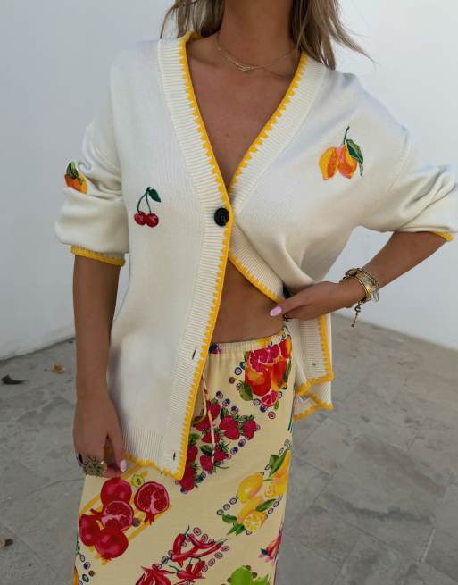 Never Fully Dressed - Cremehvid cardigan i strik med frugt-print, 4 af 4