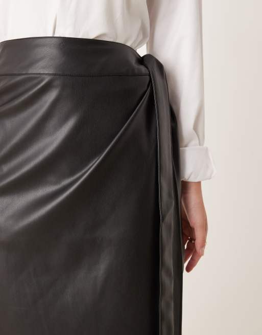 Never Fully Dressed – Czarna poliuretanowa spódnica kopertowa midi , 4 z 5